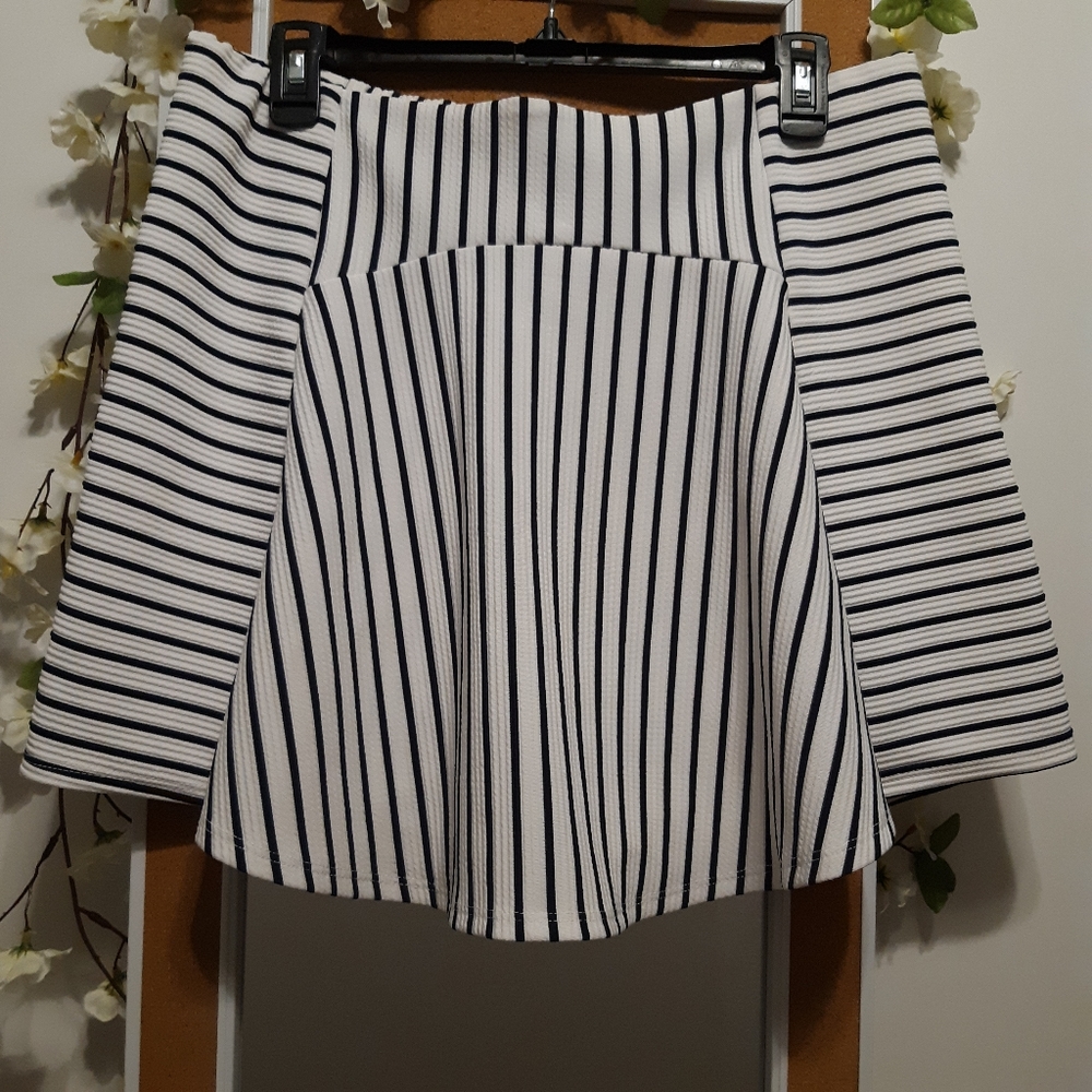 Charlotte russe- XL navy and white striped skort